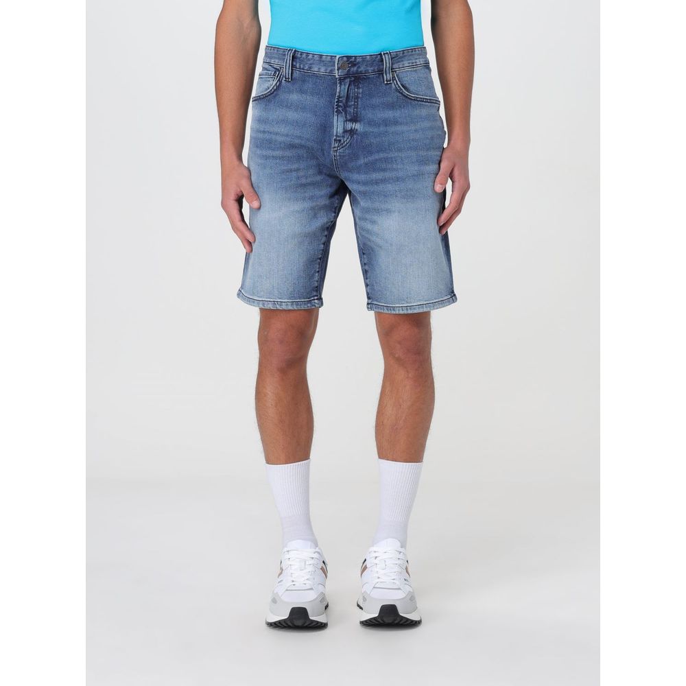 Shorts en denim bleu de la marque Hugo Boss, coupe classique, avec poches avant et arrière, pour un style décontracté et élégant.