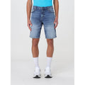 Shorts en denim bleu de la marque Hugo Boss, coupe classique, avec poches avant et arrière, pour un style décontracté et élégant.