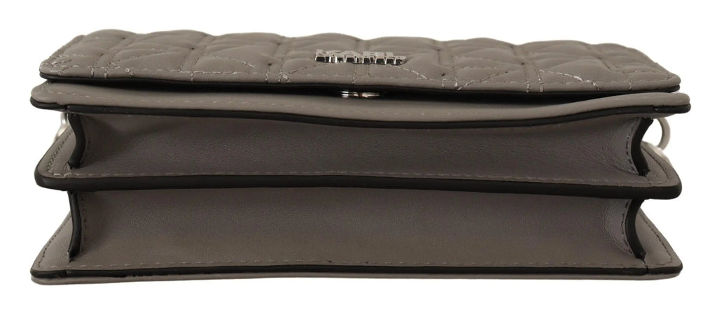 Sac bandoulière karl lagerfeld en cuir gris clair avec design matelassé sombre et logo métallique subtil