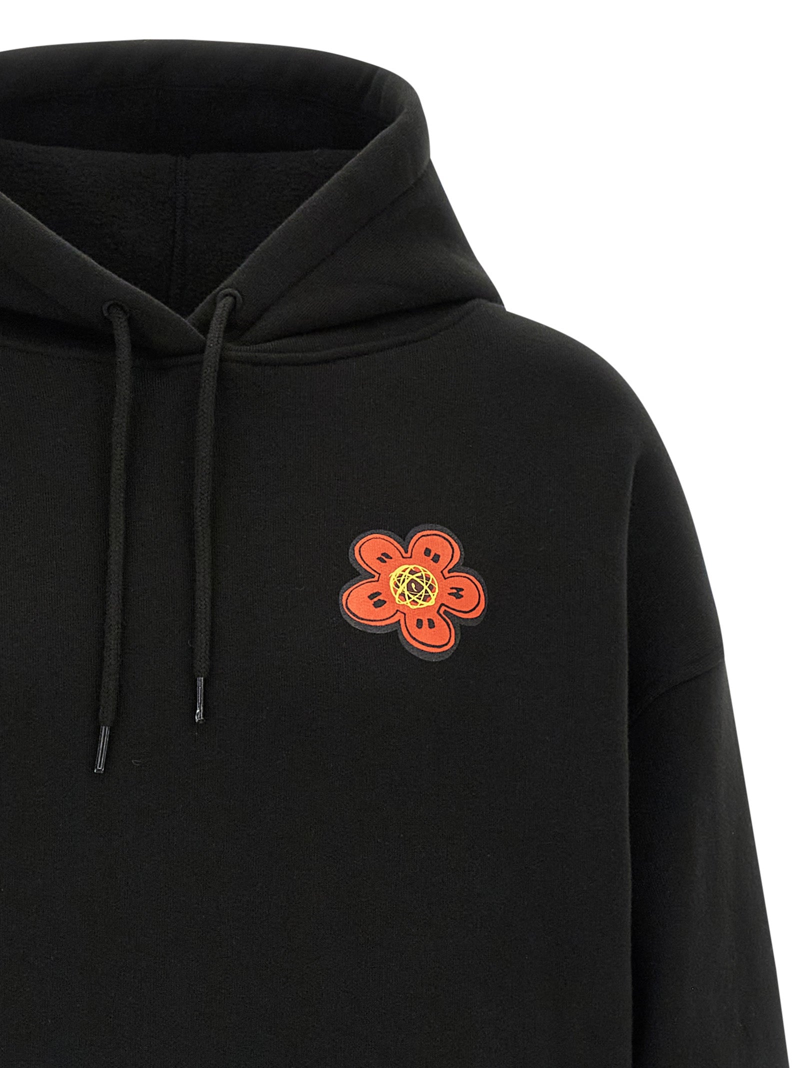 Sweat à capuche noir en coton de la marque Kenzo, tissu doux avec logo Kenzo visible sur la poitrine.