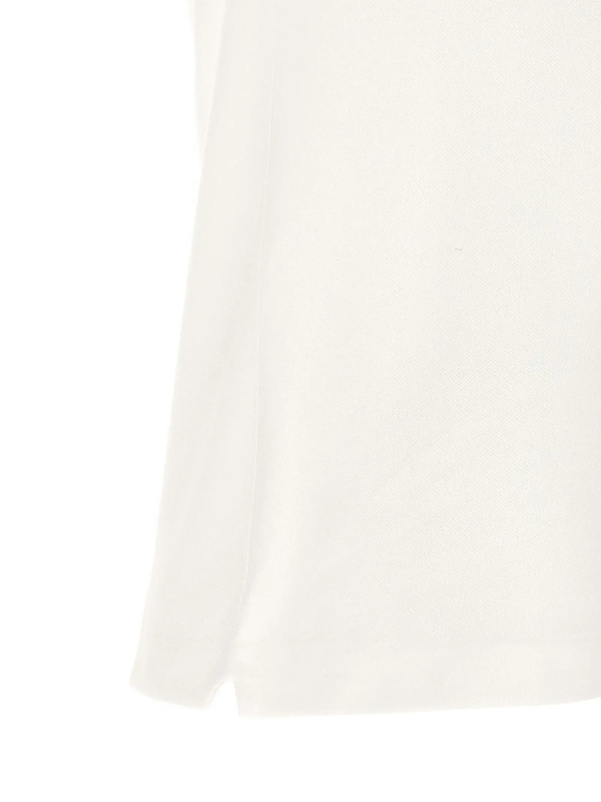 Manche en tissu léger couleur crème avec un léger éclat et un tombé doux du polo en coton blanc lacoste