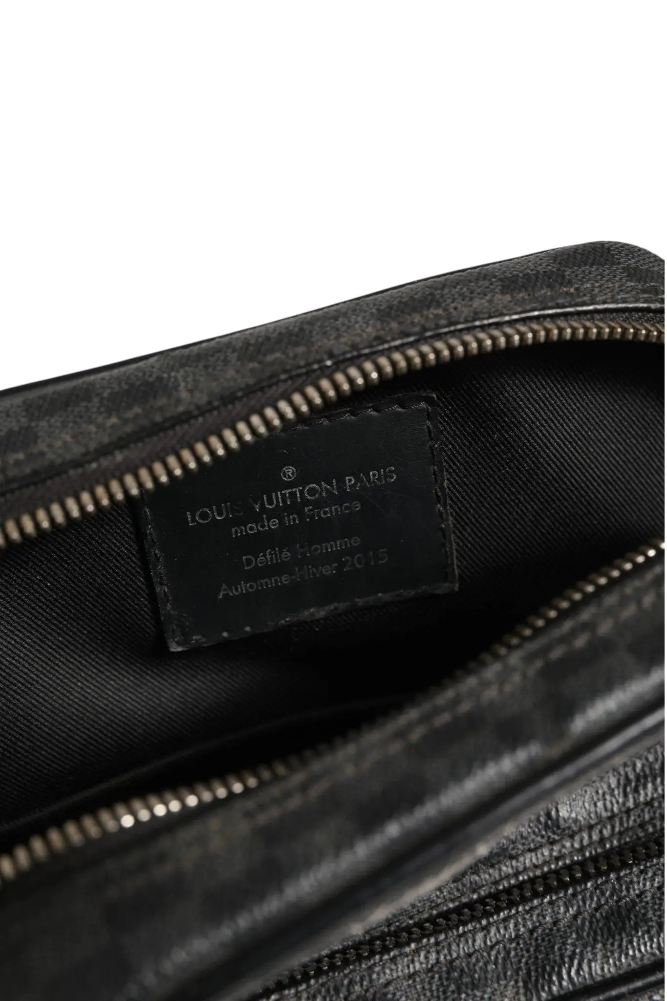 Louis vuitton black damier graphite canvas amazon christopher nemeth shoulder bag en cuir noir avec fermeture éclair argentée