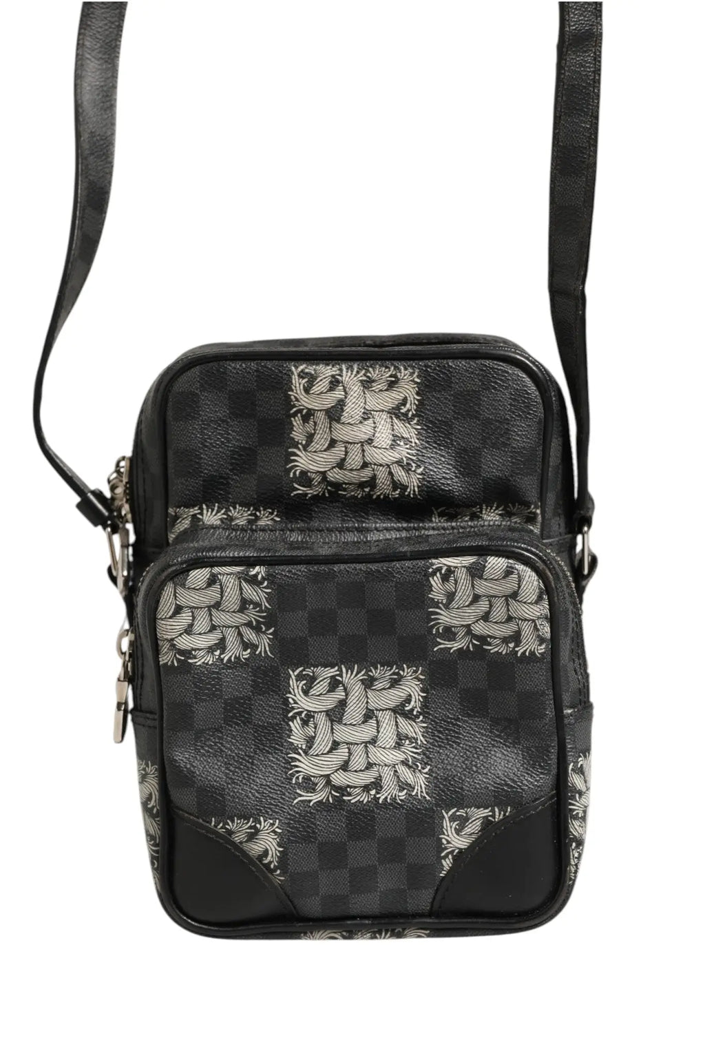 Sac bandoulière louis vuitton noir damier graphite en toile avec motif tissé blanc élaboré sur les panneaux avant