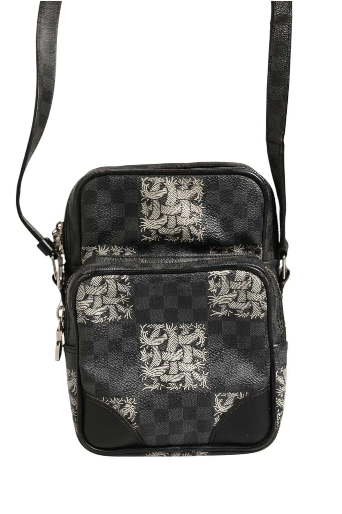Sac bandoulière louis vuitton noir damier graphite en toile avec motif tissé blanc élaboré sur les panneaux avant