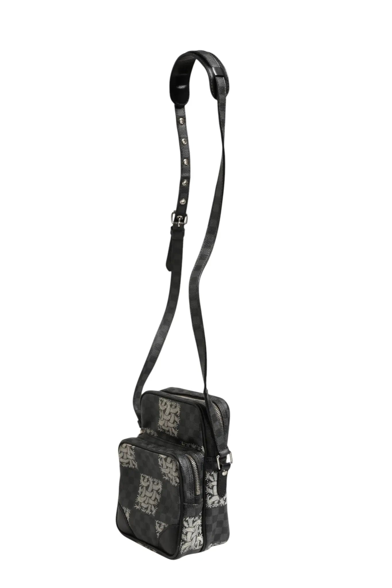 Sac bandoulière louis vuitton noir en toile damier graphite avec logo argenté répétitif et sangle réglable