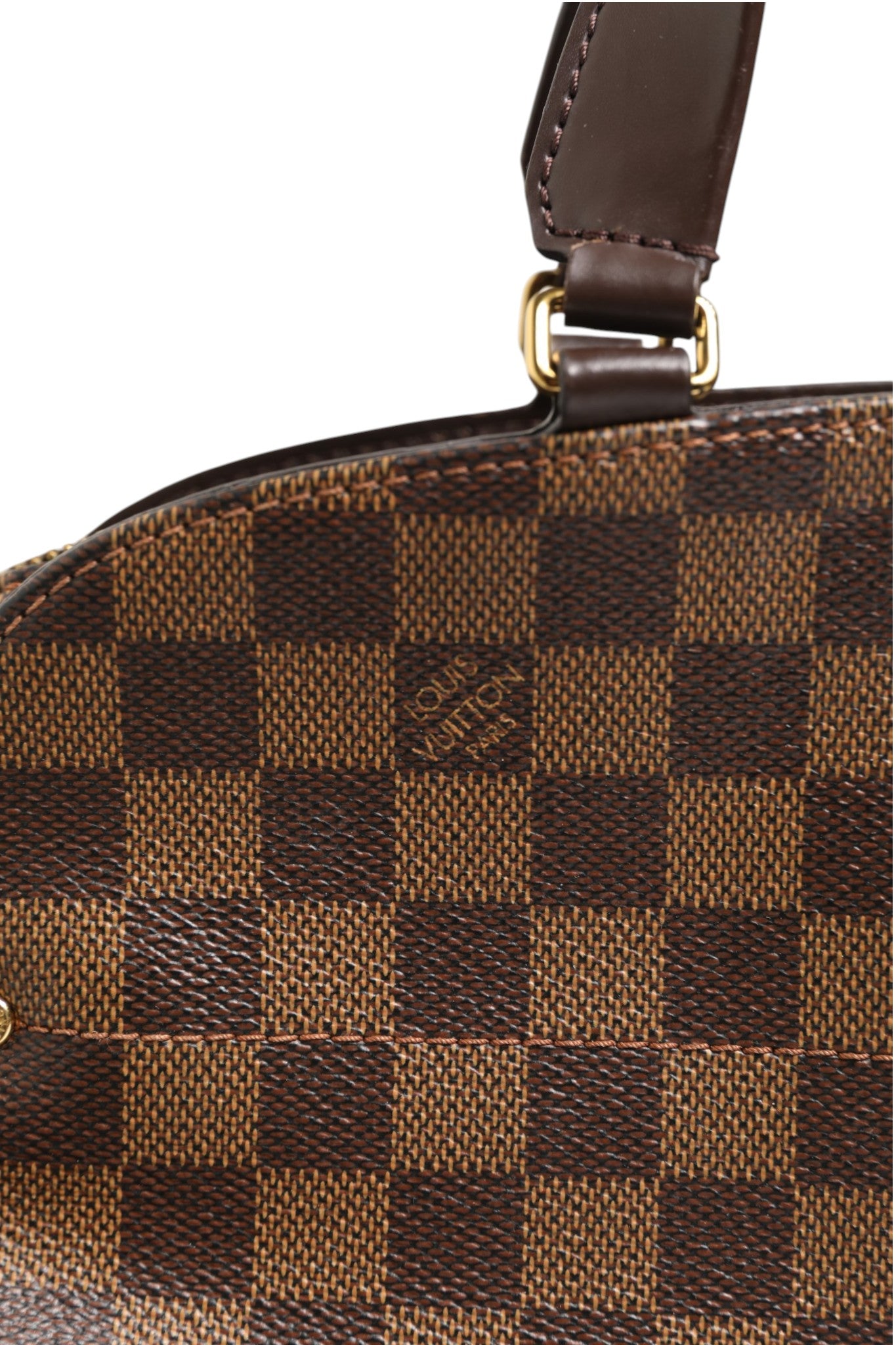 Sac bowling Louis Vuitton Damier Ebene Kensington avec poignées en cuir et fermeture métallique, motif à damier brun foncé.