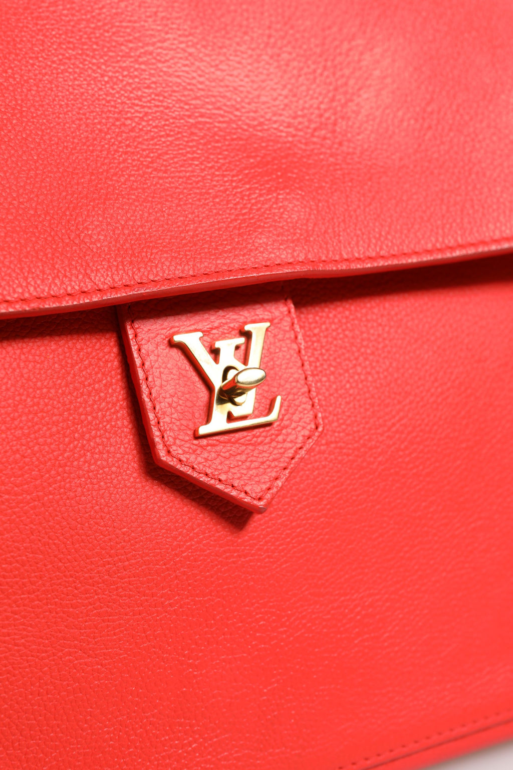 Sac tote Lockme de Louis Vuitton en cuir beige avec logo LV en métal, vue de face avec poignée.