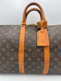 Sac à main Louis Vuitton Keepall 45 Monogramme, valise en toile emblématique avec poignées en cuir et fermeture zippée.