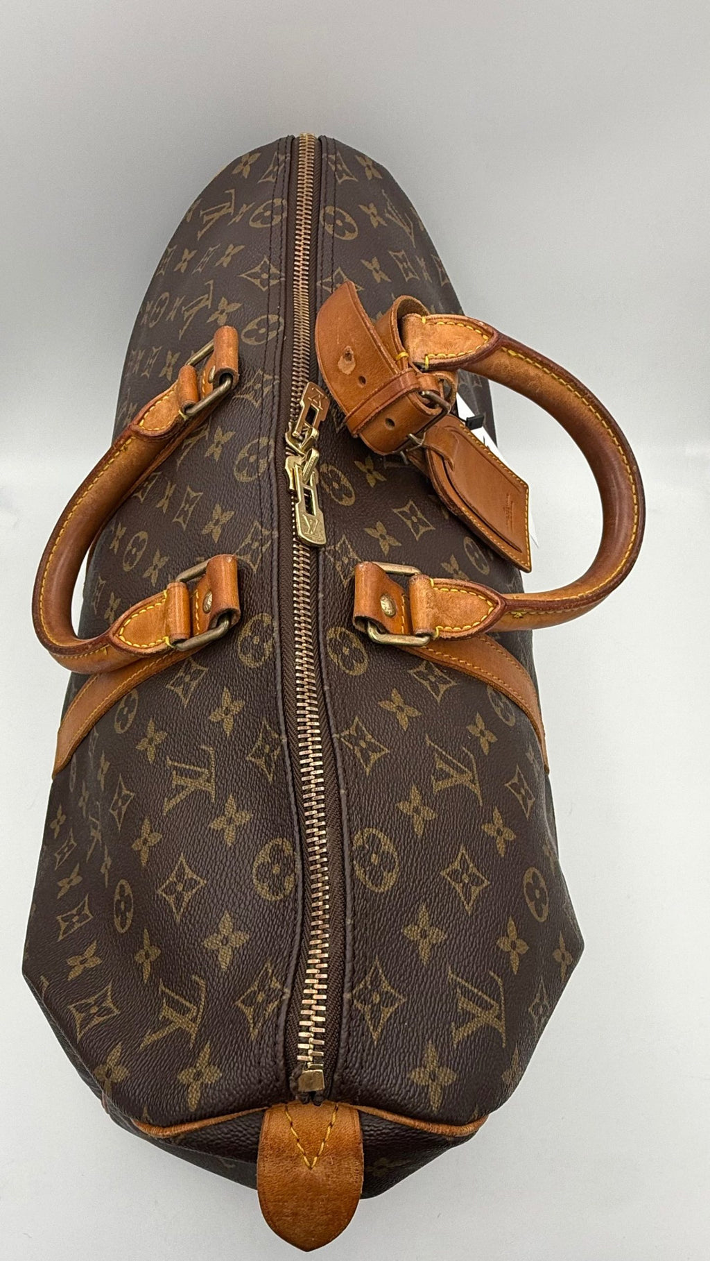 Sac à main Louis Vuitton Keepall 45 en toile Monogram avec poignées en cuir, vue de face.