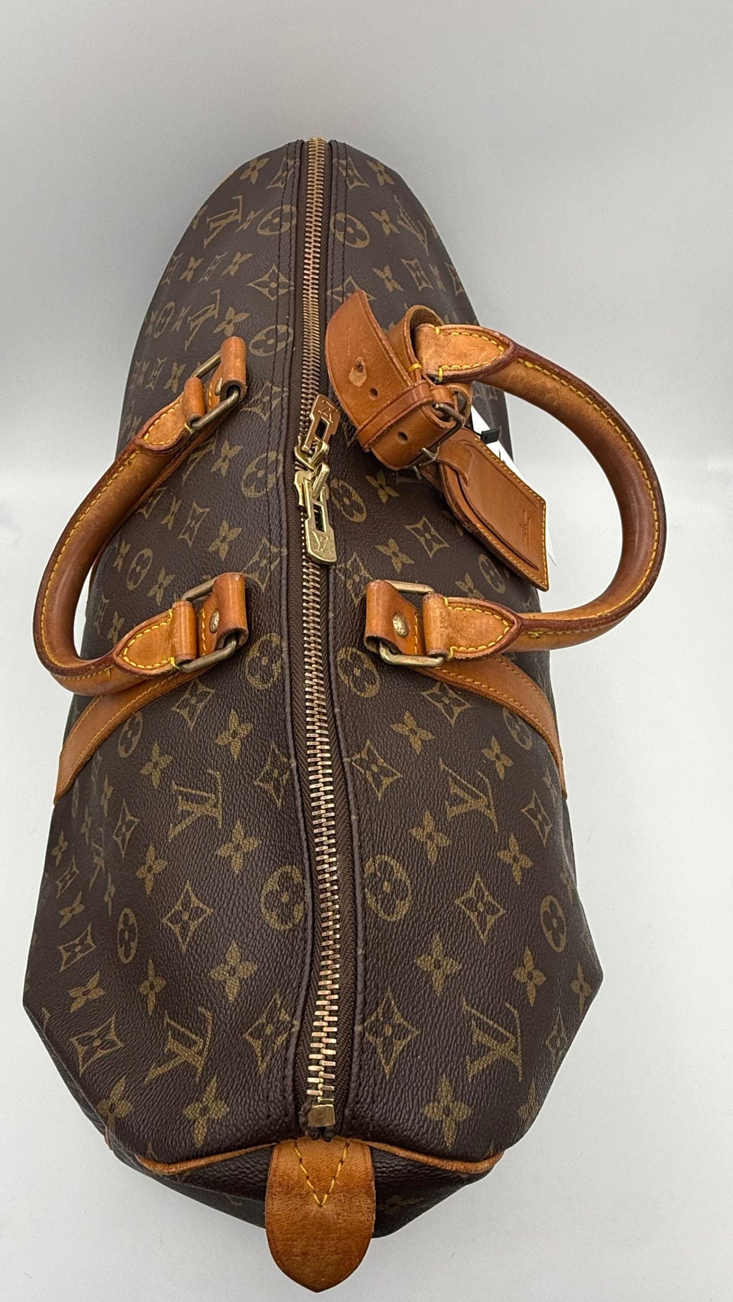 Sac à main Louis Vuitton Keepall 45 en toile Monogram avec poignées en cuir, vue de face.