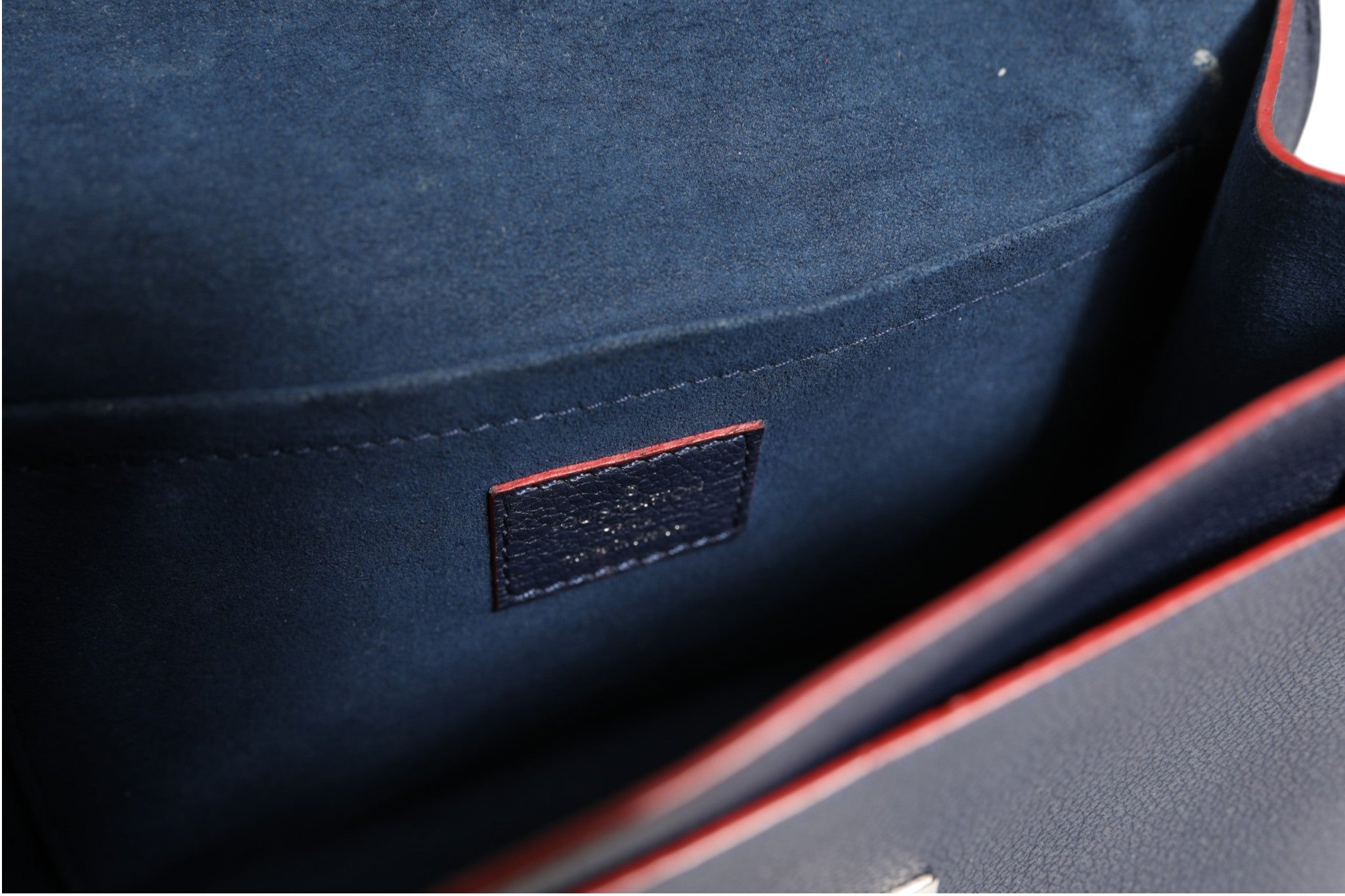 Sac bandoulière en cuir Louis Vuitton Mylockme avec chaîne, design élégant et finition de haute qualité visible sur l'image.