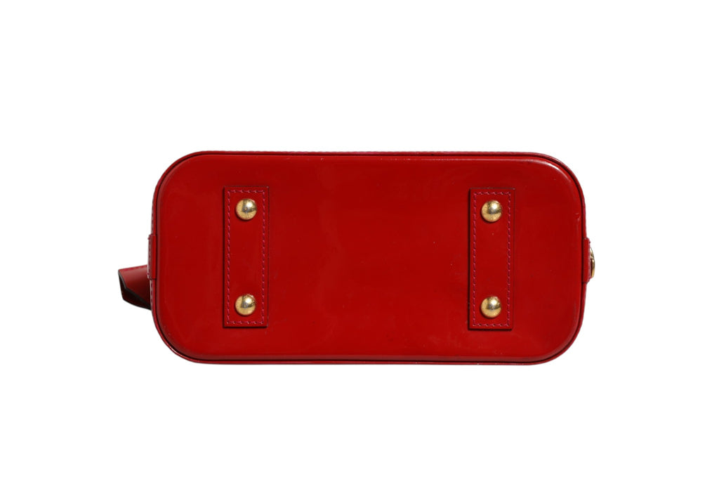 Sac à main Louis Vuitton Alma BB Pomme D'Amour en vernis monogrammé, finition élégante et détails sophistiqués.