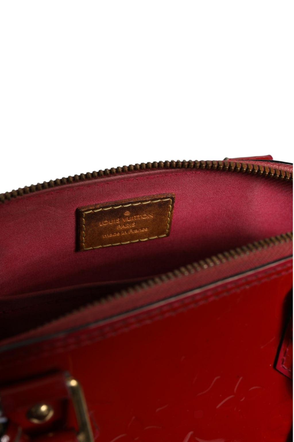Sac Louis Vuitton Alma BB en vernis monogramme Pomme D'Amour, élégant et brillant, avec double poignée et fermeture métallique.