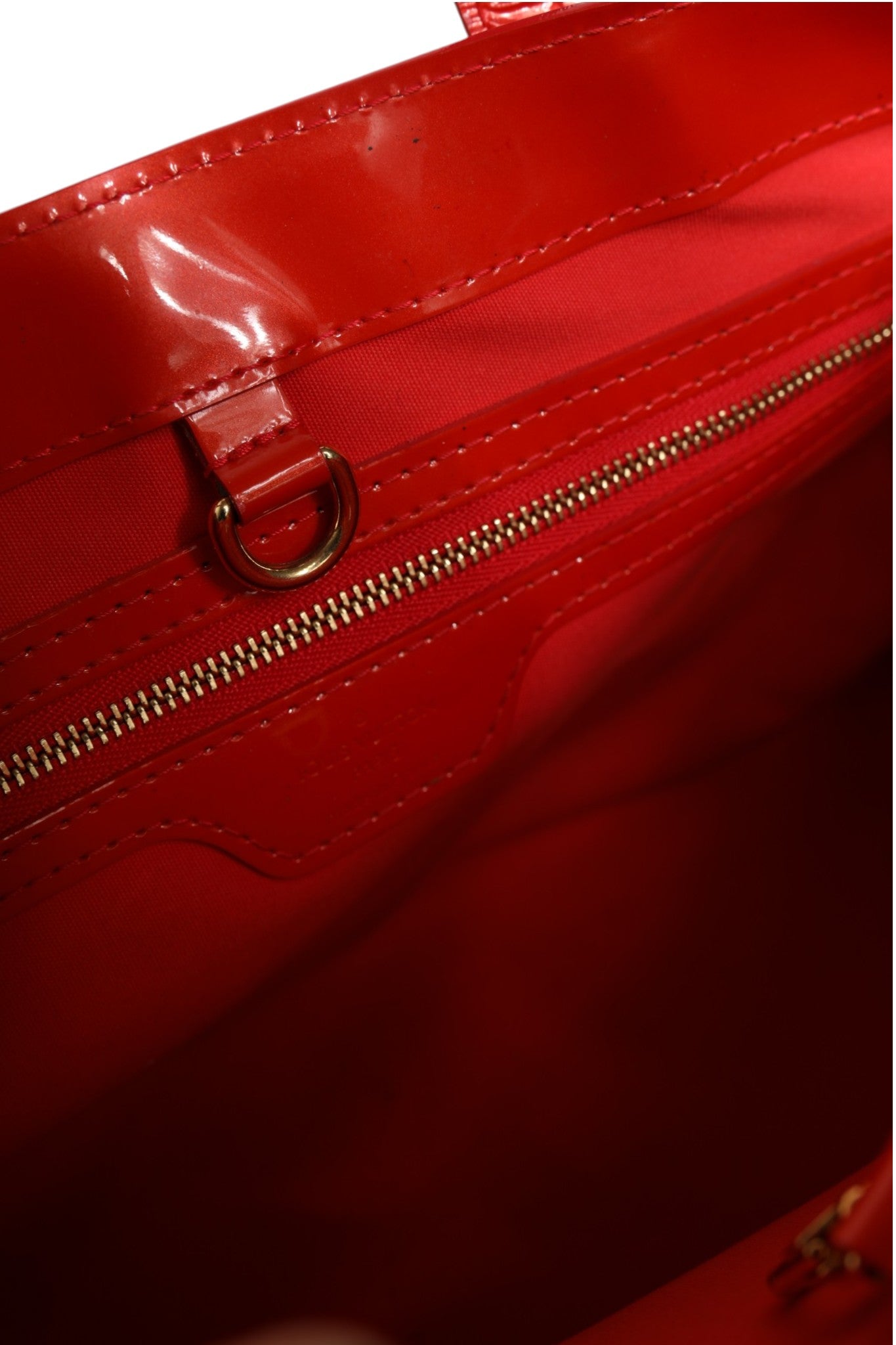 Sac Louis Vuitton Monogram Vernis Wilshire PM rouge avec détails en cuir verni et logo LV visible.