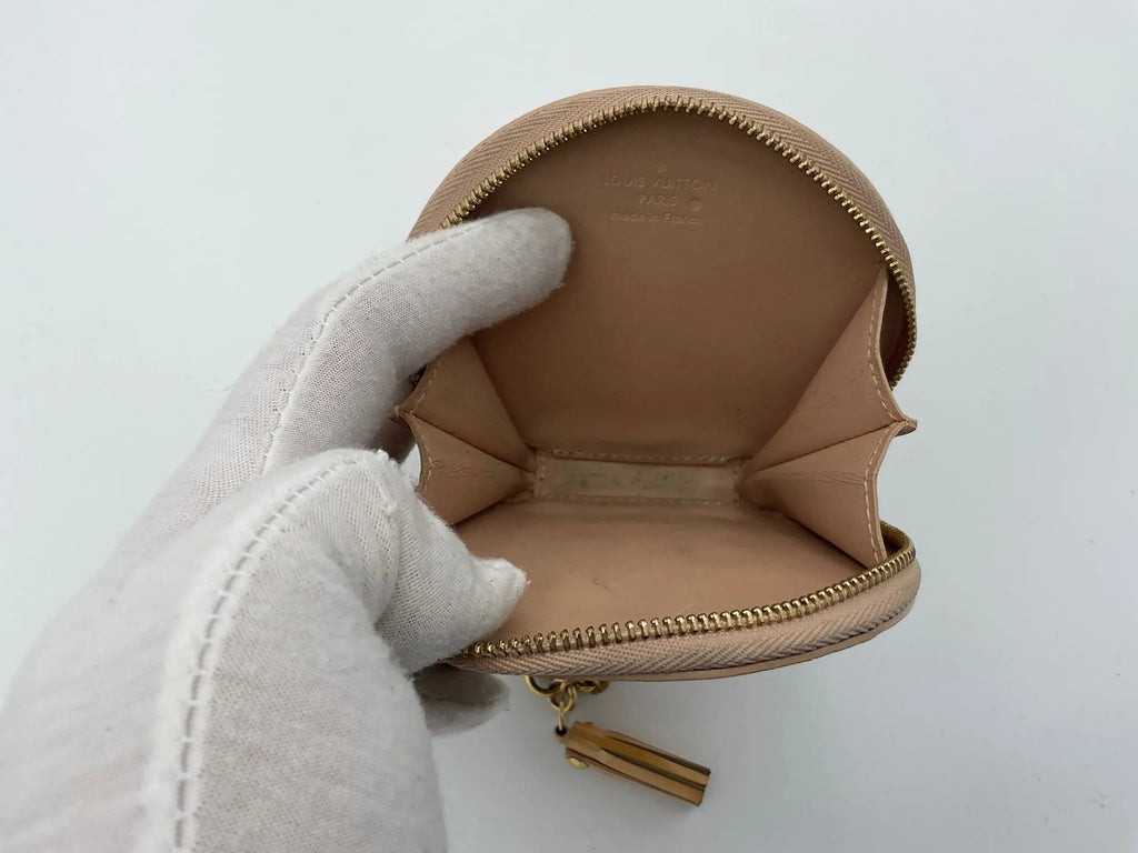 Beige porte-monnaie rond en cuir louis vuitton micro boite chapeau avec fermeture éclair dorée et pompon tassel