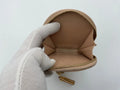 Beige porte-monnaie rond en cuir louis vuitton micro boite chapeau avec fermeture éclair dorée et pompon tassel