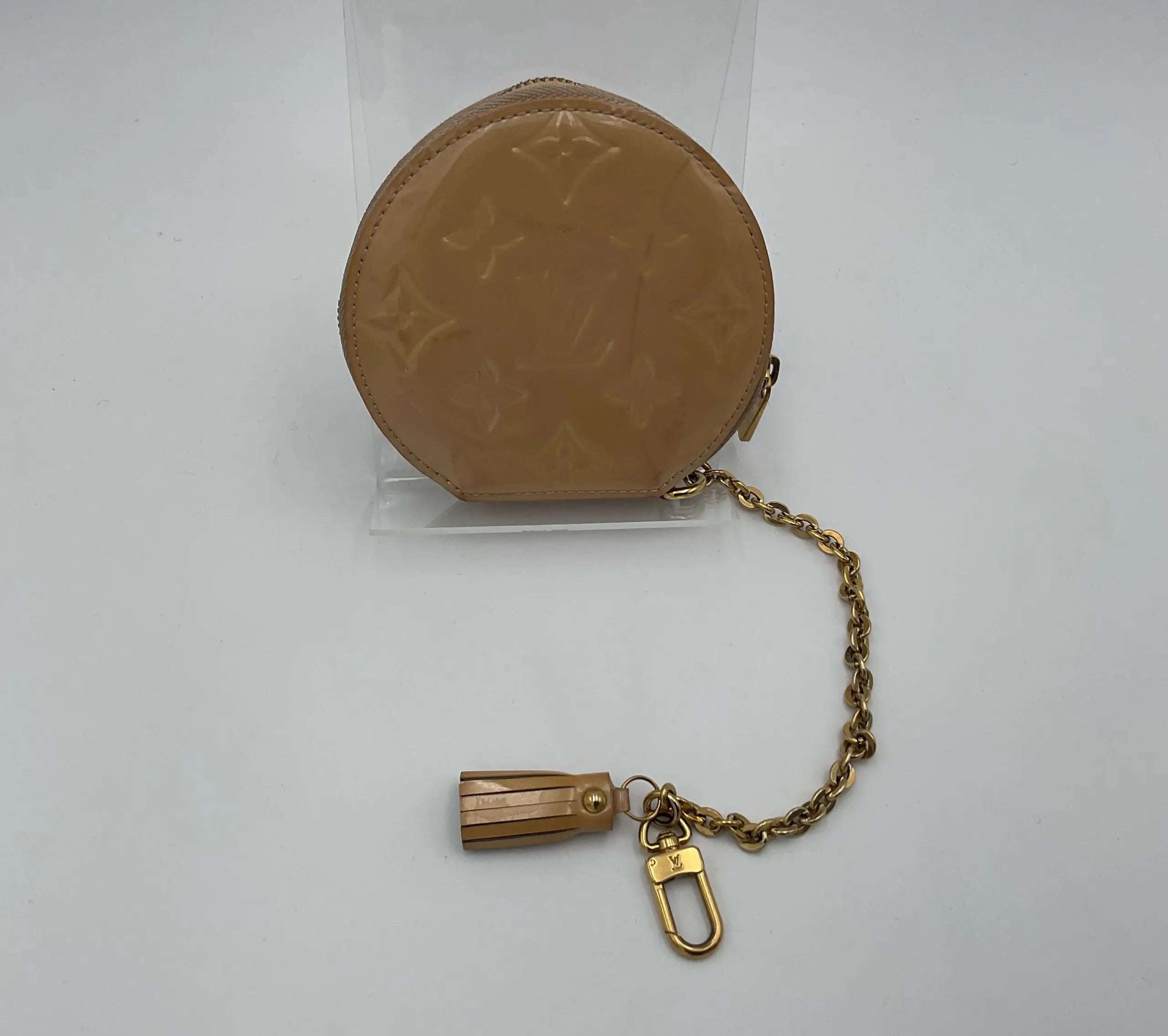 Portefeuille louis vuitton micro boite chapeau beige en cuir verni avec chaîne dorée et pompon tassel