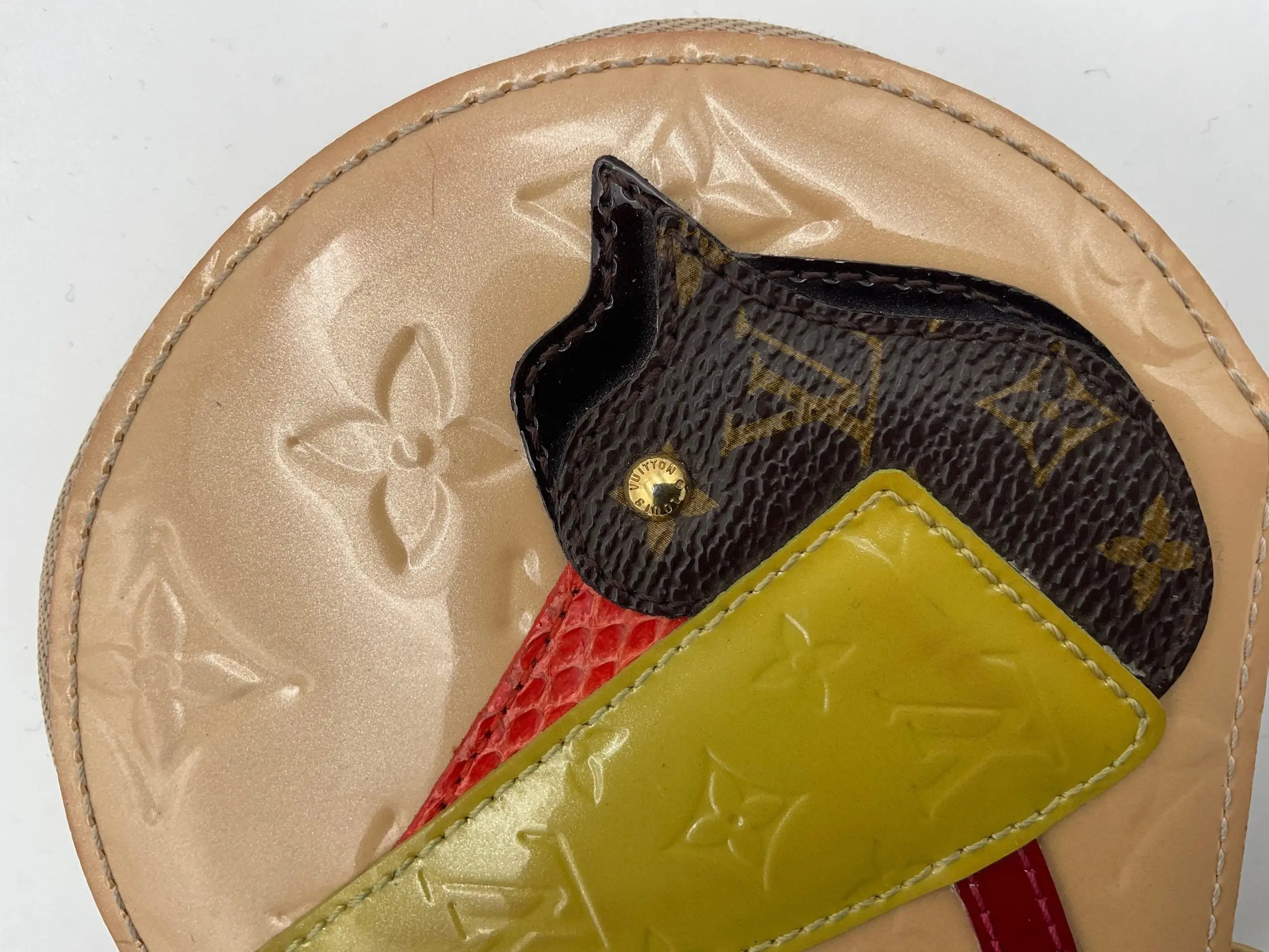 Charme noir en forme de chat louis vuitton micro boite chapeau en toile monogramme marron avec sangle en cuir rouge et jaune
