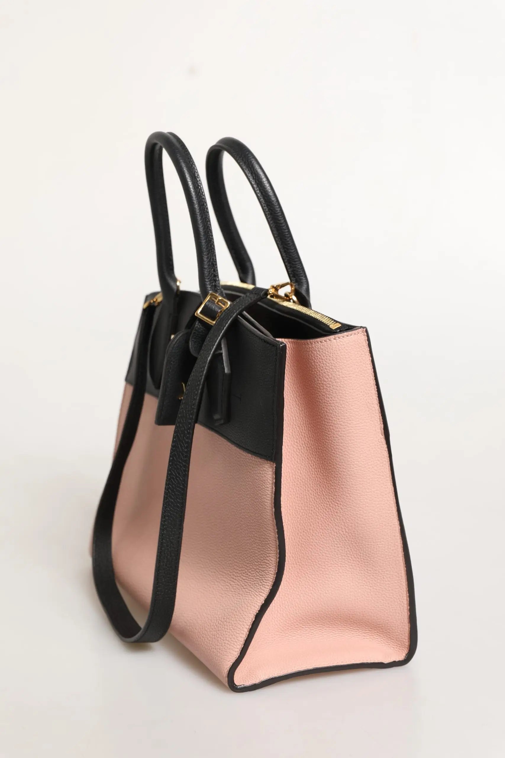Sac cabas louis vuitton city steamer en cuir rose et noir avec ferrures dorées élégant et moderne