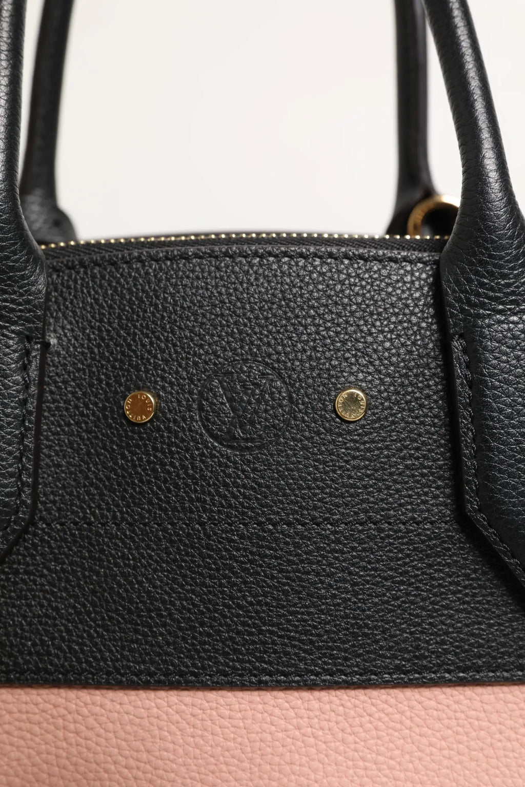 Louis Vuitton city steamer handbag en cuir noir grainé avec détails dorés et section inférieure rose contrastante