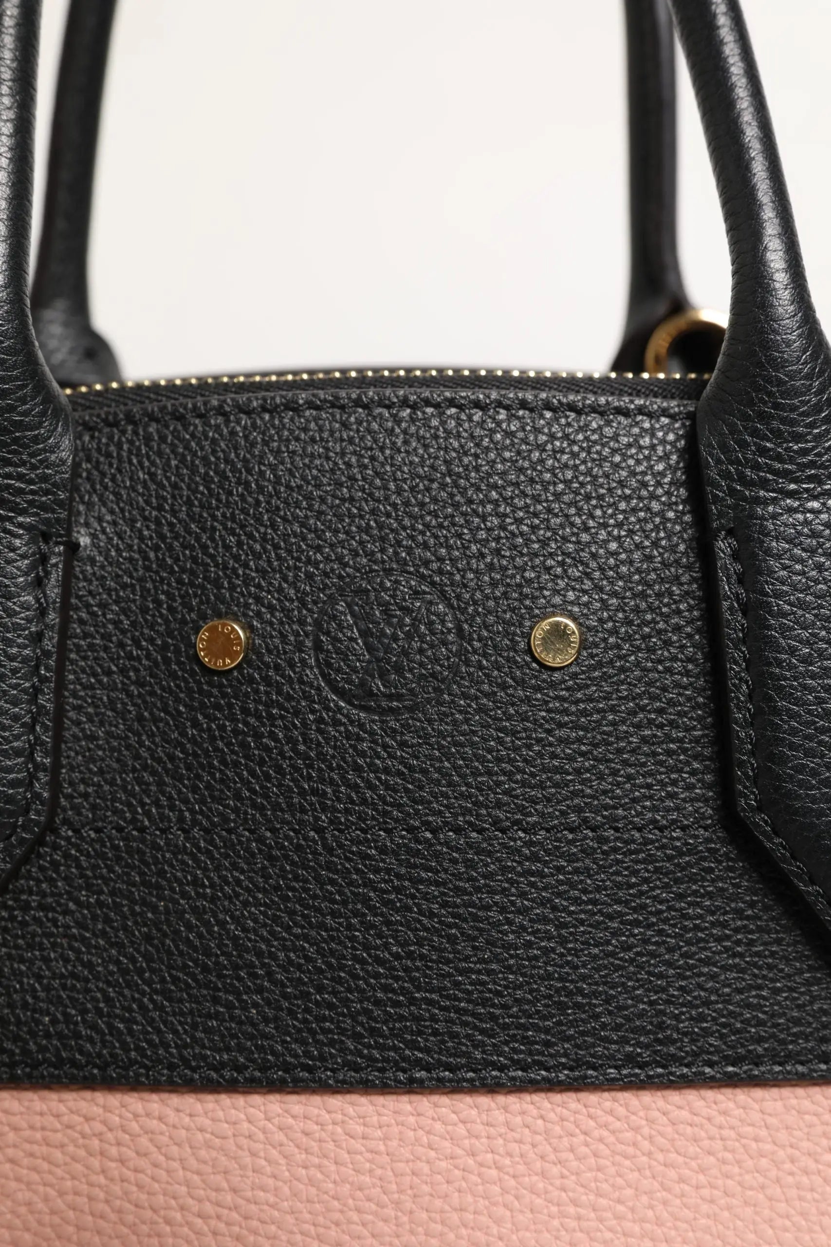 Louis Vuitton city steamer handbag en cuir noir grainé avec détails dorés et section inférieure rose contrastante