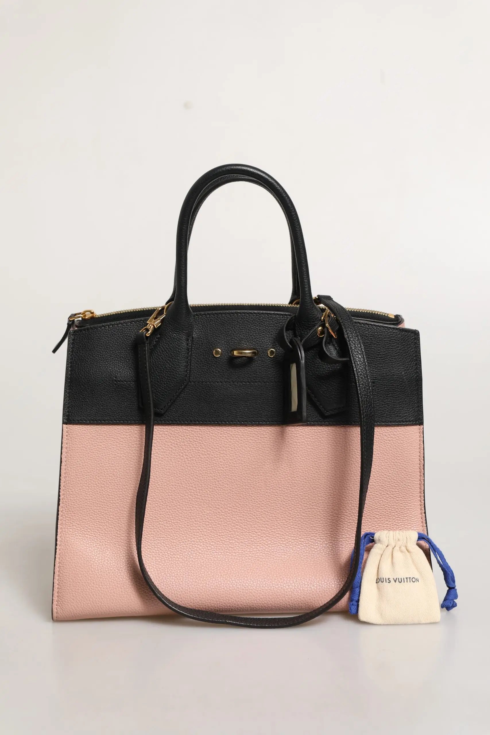 Sac à main louis vuitton city steamer en cuir texturé blush rose et noir avec détails en métal doré
