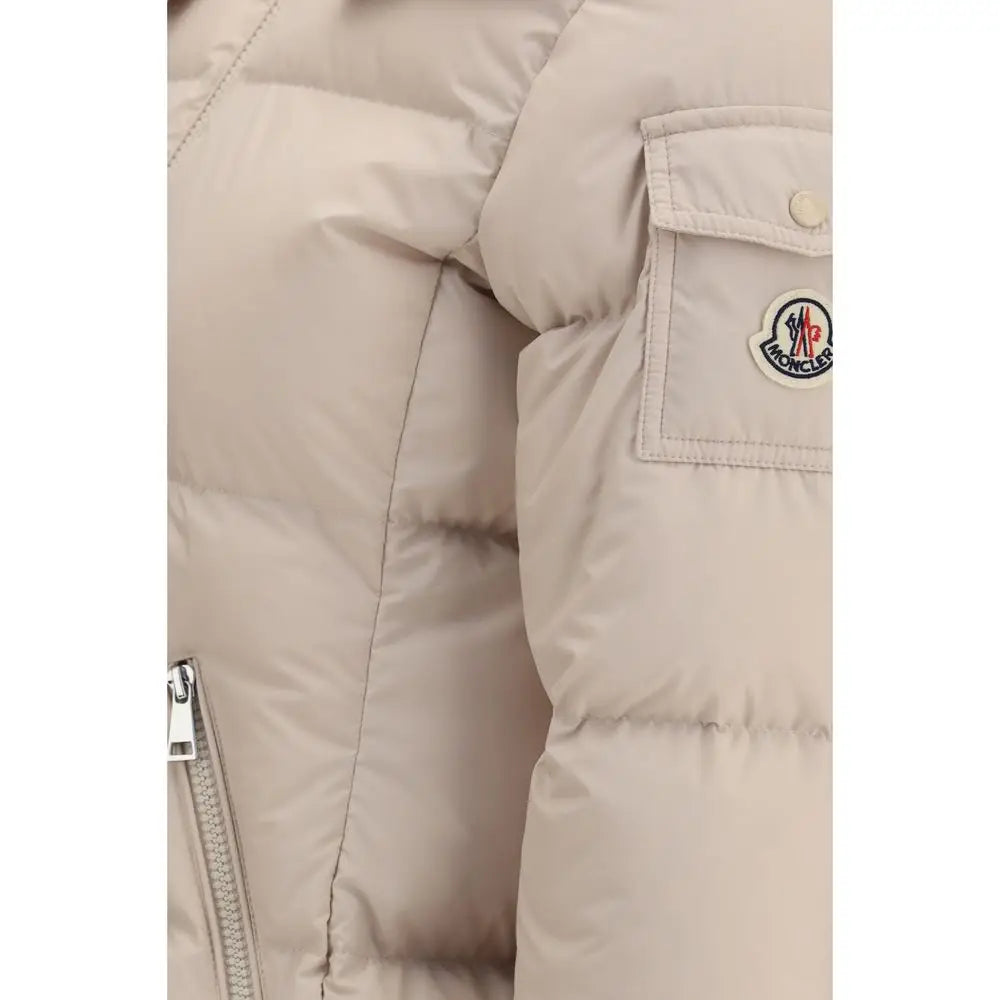 Veste beige moncler en duvet d oie pleine longueur avec design matelassé et logo moncler sur la poche poitrine