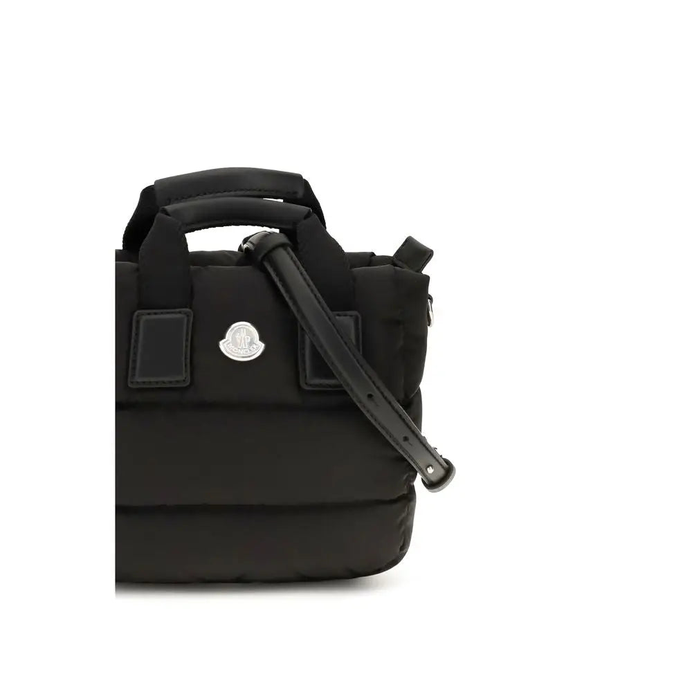 Sac fourre-tout noir moncler en nylon matelassé avec patch logo argenté et bandoulière ajustable