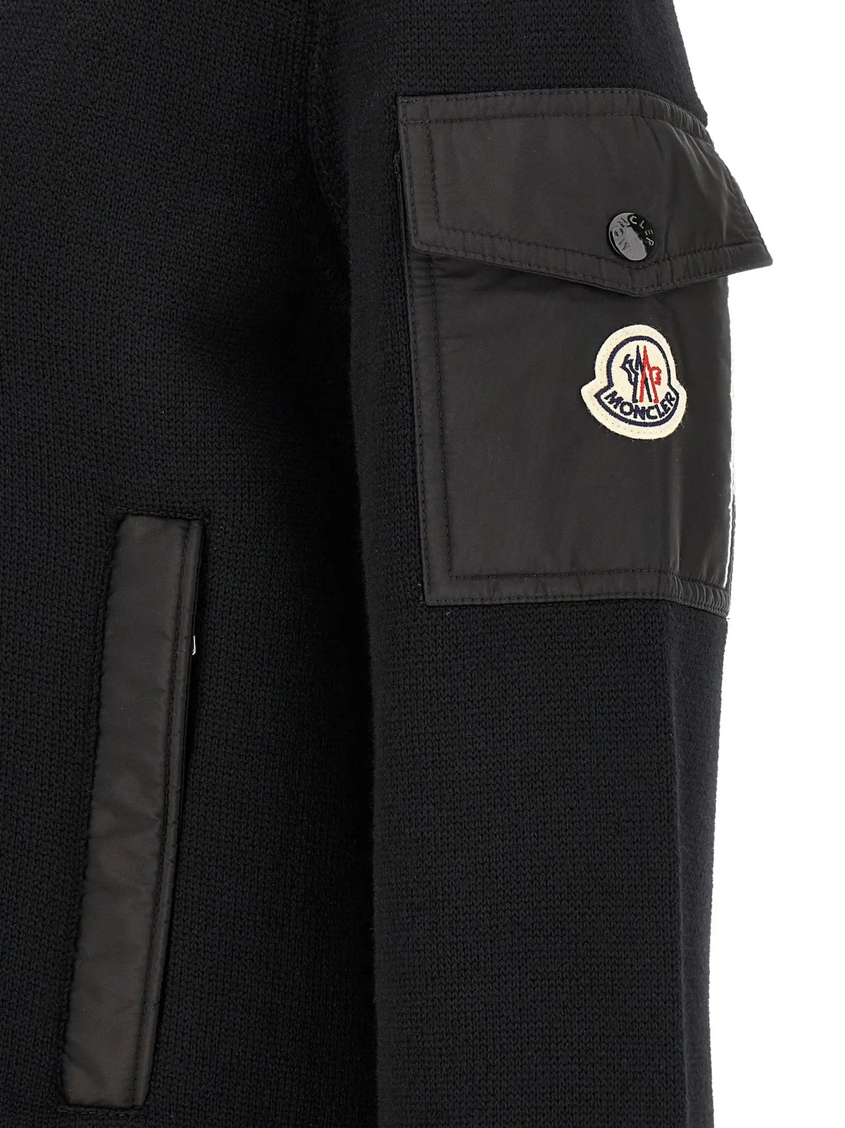 Cardigan polyamide noir moncler avec poche en tissu gris foncé arborant le logo circulaire emblématique
