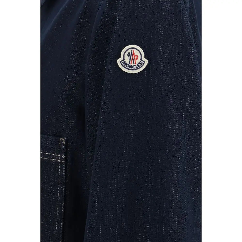Veste en jean moncler bleue en coton avec patch logo circulaire rouge blanc et marine visible sur le dos