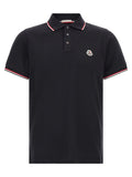 Polo bleu en coton moncler avec logo brodé, col et manches noirs à bordures rouges et blanches
