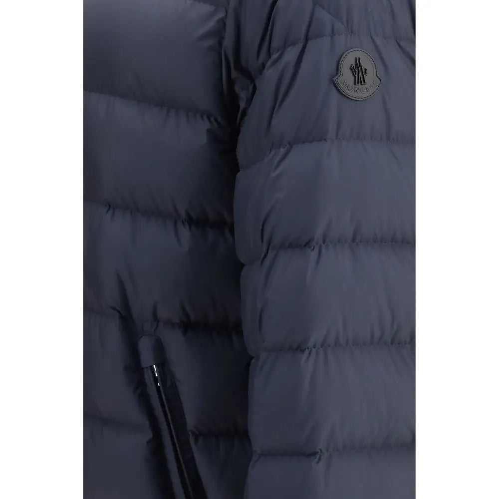 Veste matelassée rembourrée goose blue foncé moncler avec patch logo circulaire sur lépaule