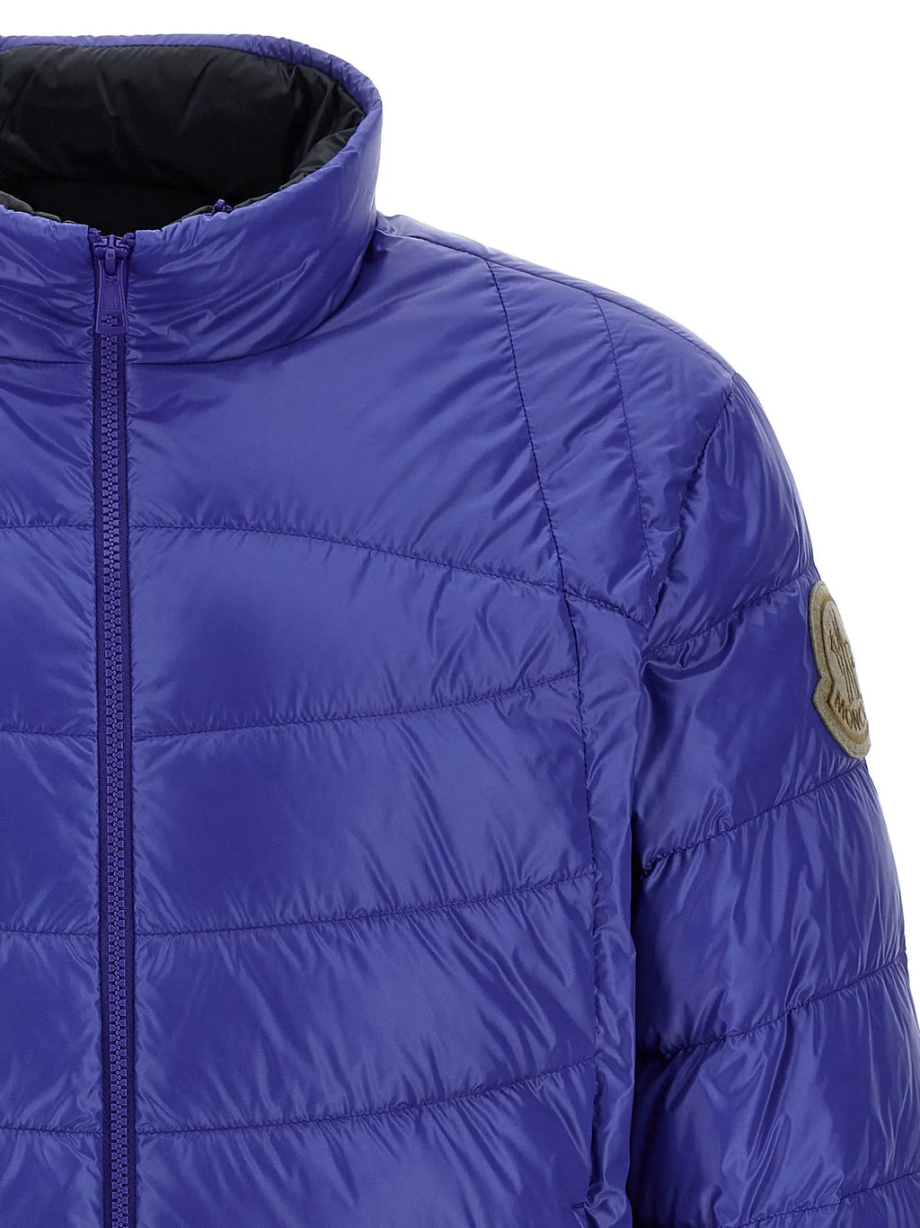 Veste moncler bleue en polyamide matelassée avec col haut et doublure noire avec logo iconique sur la manche