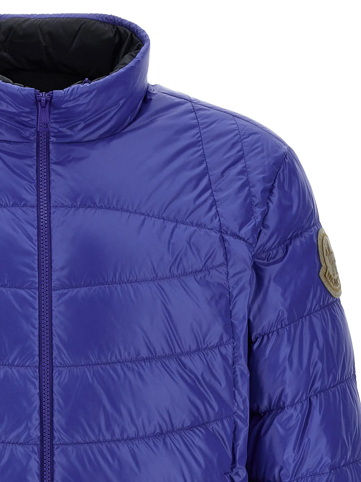 Veste moncler bleue en polyamide matelassée avec col haut et doublure noire avec logo iconique sur la manche