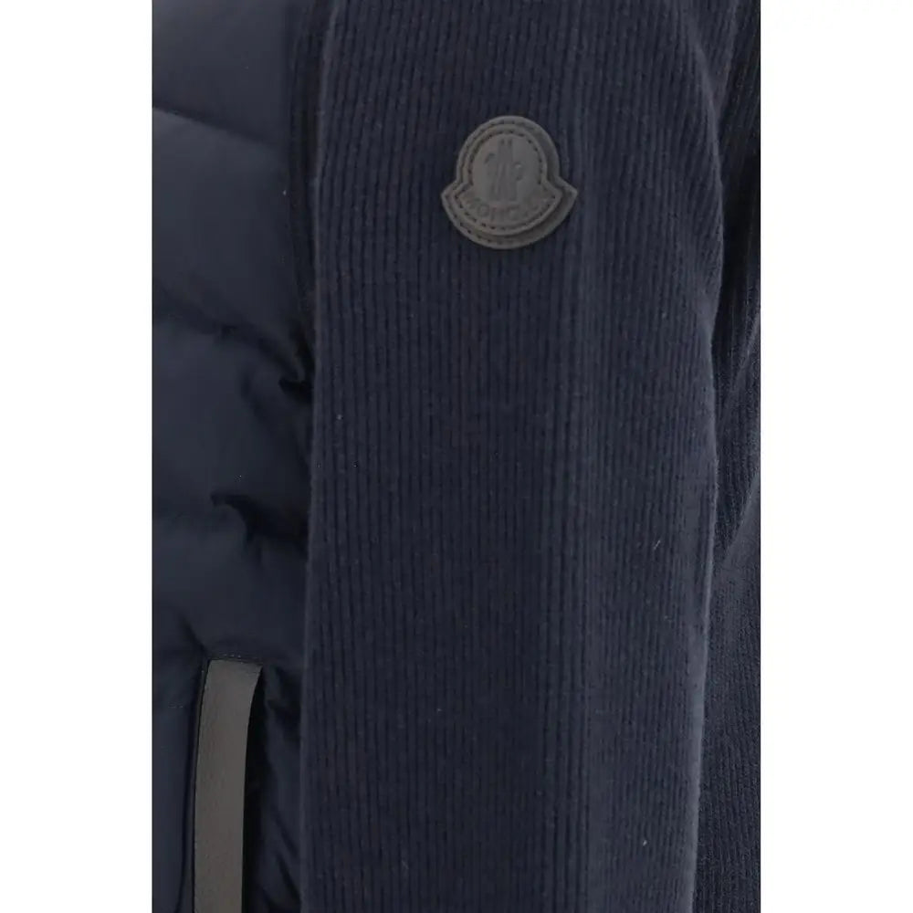 Manche de veste en velours côtelé bleu foncé avec patch logo moncler circulaire sur sweatshirt moncler bleu en laine oves aries