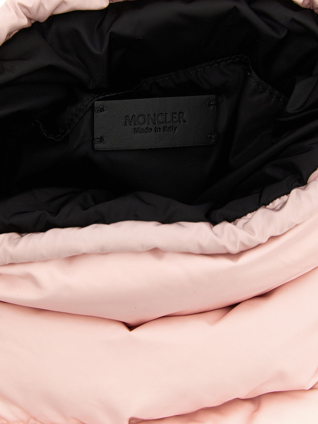 Sac à main Moncler en polyamide multicolore avec poignet en tissu et fermeture éclair visible.
