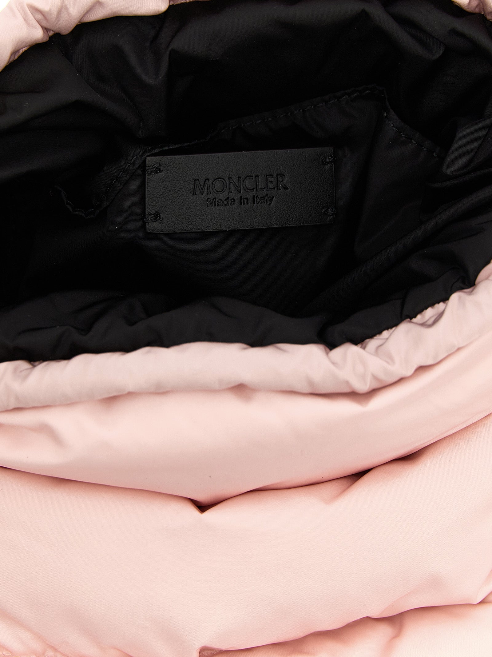 Sac à main Moncler en polyamide multicolore avec poignet en tissu et fermeture éclair visible.