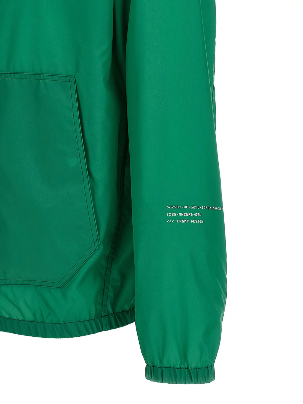 Veste bomber moncler genius bicolor en nylon vert vif avec finition texturée subtile et texte brodé blanc sur la manche