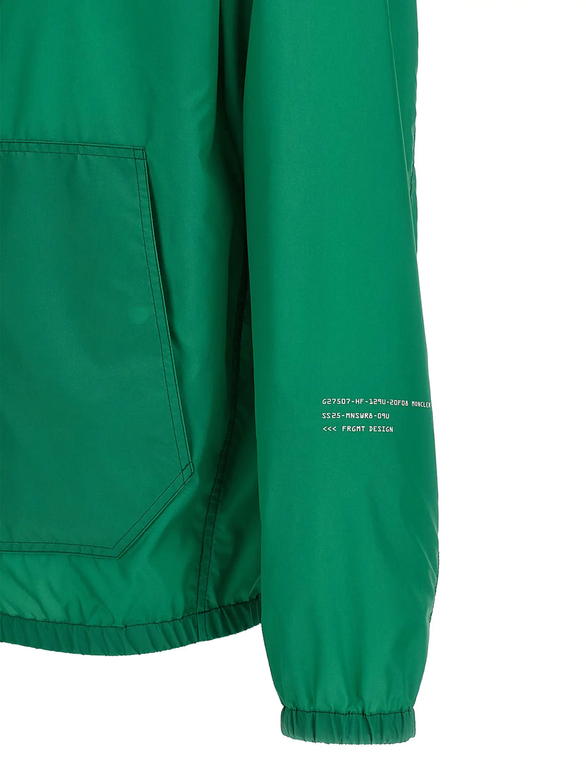 Veste bomber moncler genius bicolor en nylon vert vif avec finition texturée subtile et texte brodé blanc sur la manche