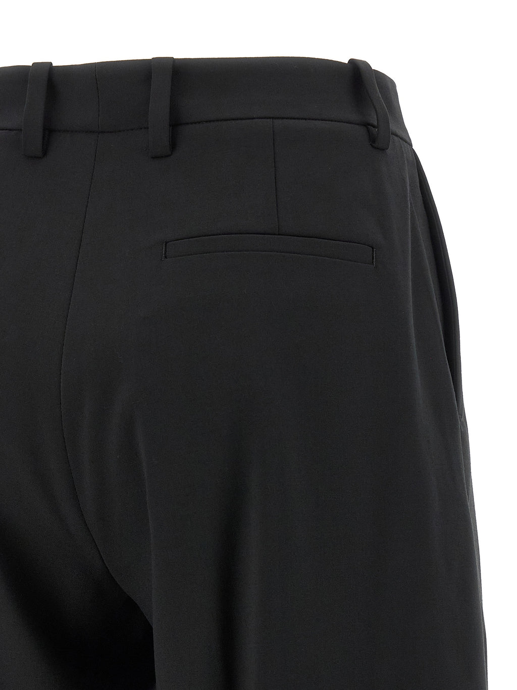 Pantalon noir en polyester MONCLER GENIUS, style élégant, ajusté, avec ceinture à boucle, porté sur un mannequin.