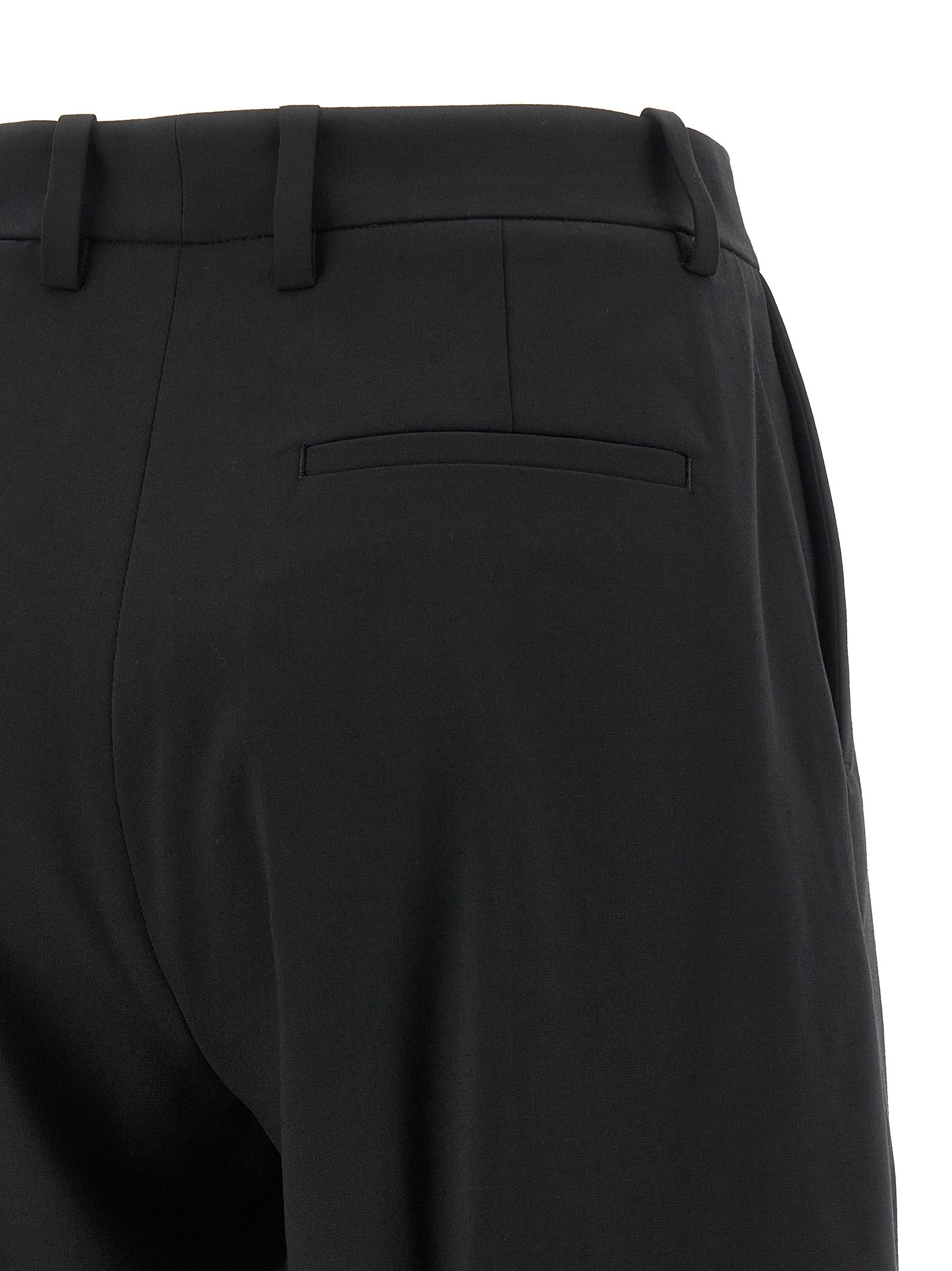 Pantalon noir en polyester MONCLER GENIUS, style élégant, ajusté, avec ceinture à boucle, porté sur un mannequin.