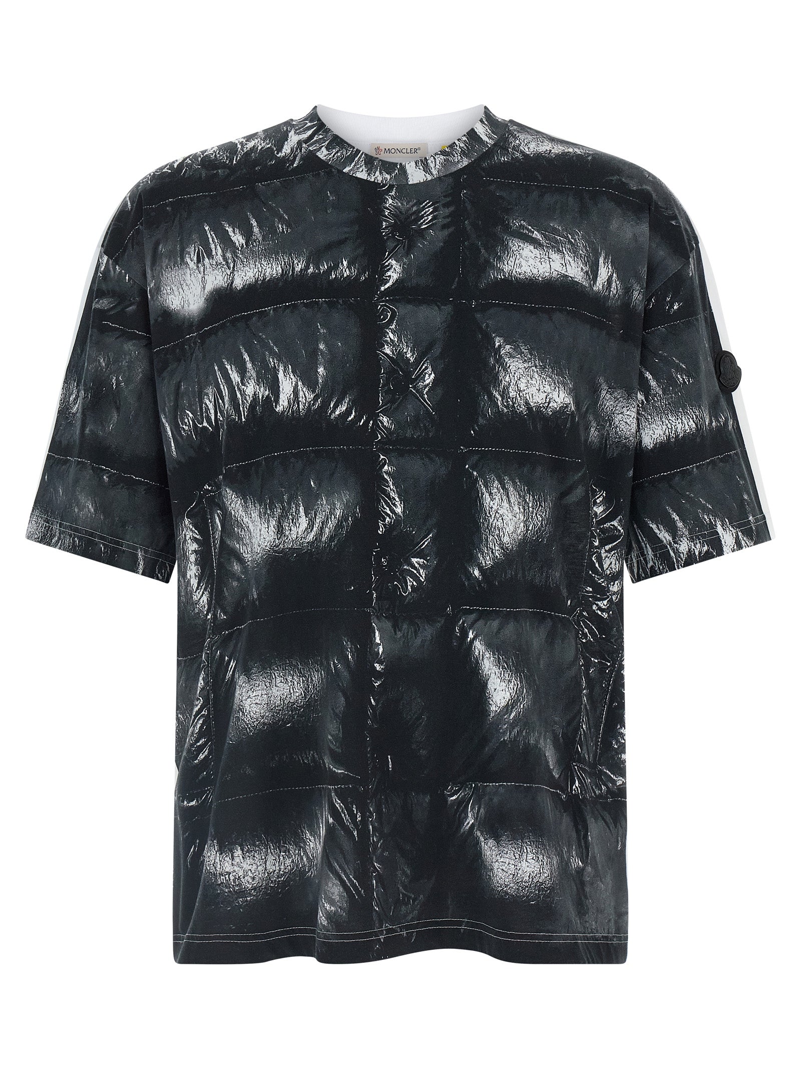 T-shirt en coton noir de la marque MONCLER GENIUS, coupe classique avec logo visible sur le devant.