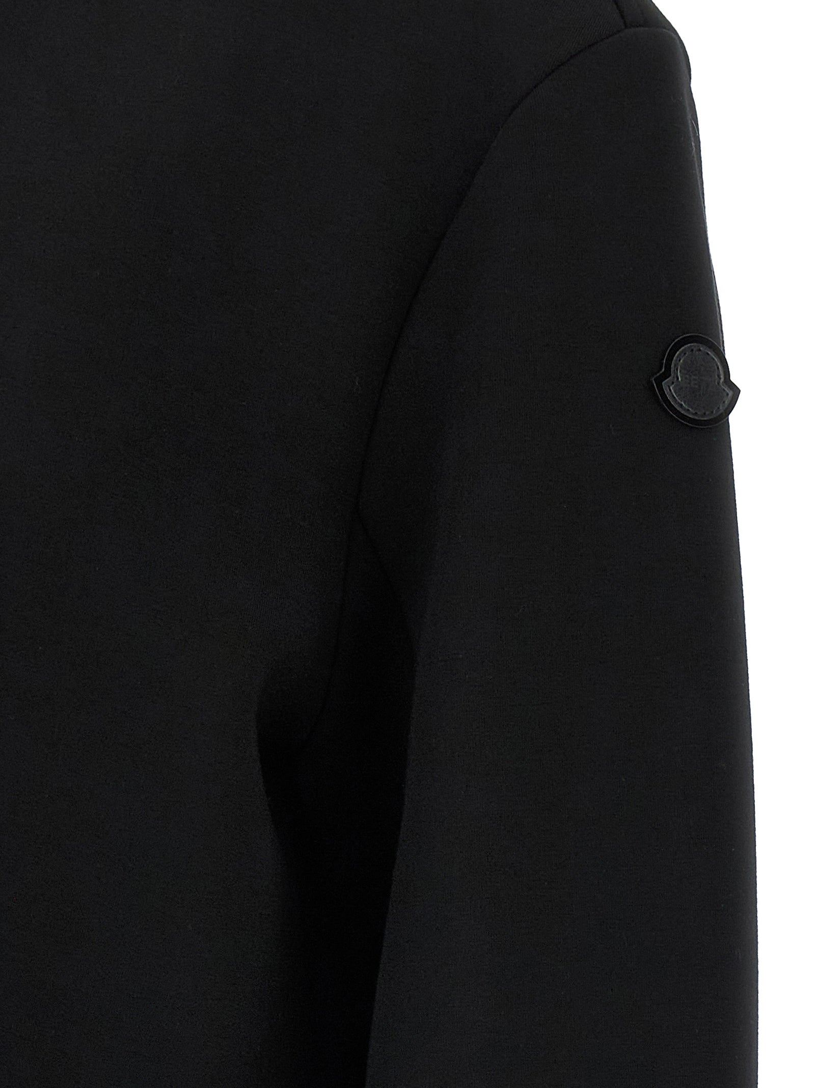 Sweat-shirt en viscose noir de MONCLER GENIUS avec logo brodé, porté de face, mode décontractée et élégante.