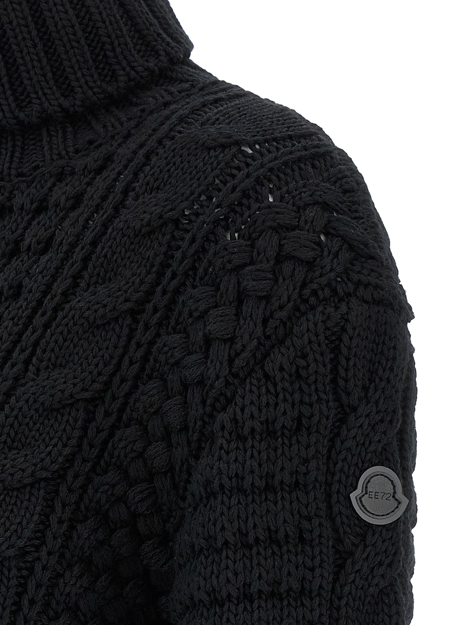 Cardigan en laine vierge noire de la marque MONCLER GENIUS, style décontracté avec boutons, porté sur un modèle.