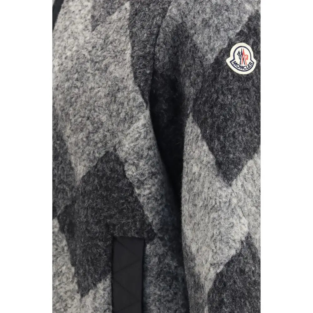 Veste moncler grise en laine avec motif argyle noir en tissu pelucheux texturé pleine longueur