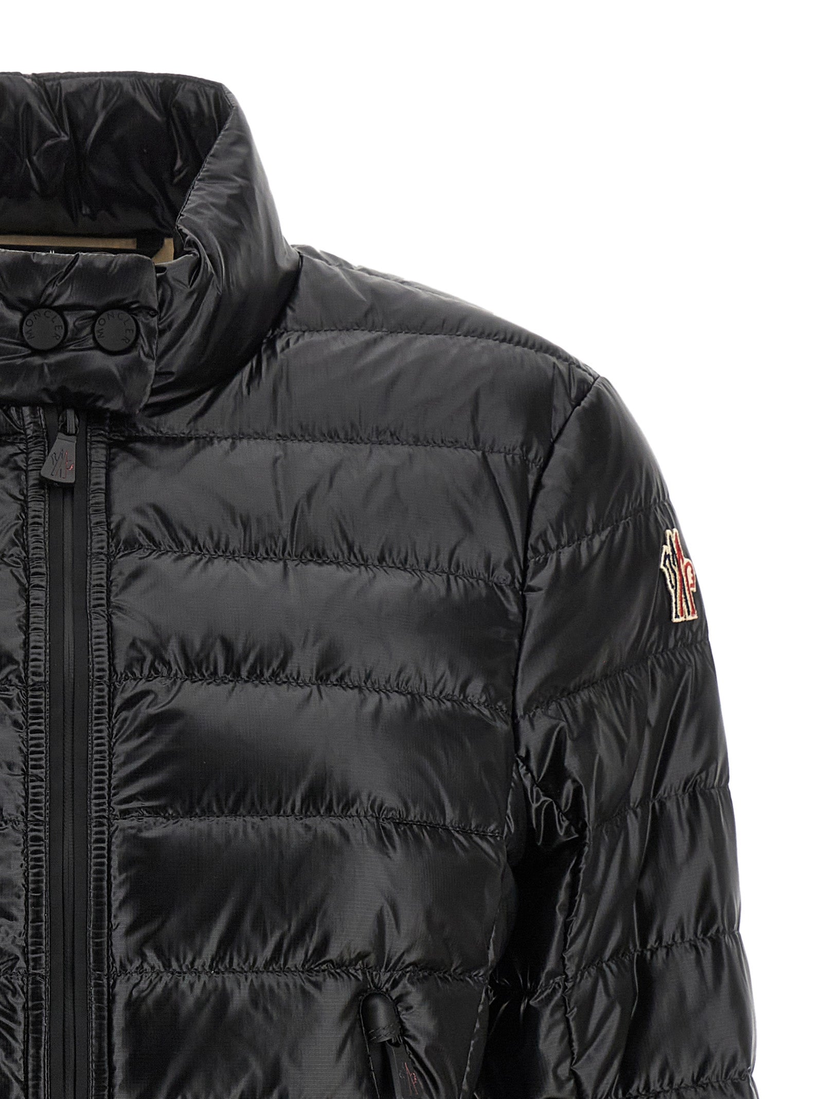 Veste longue en polyamide noire Moncler Grenoble, style élégant et chaud, visible avec fermeture éclair et capuche intégrée.