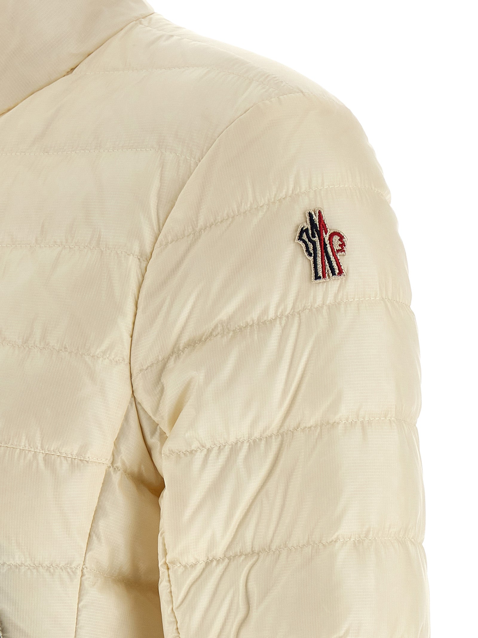 Veste longue en polyamide blanche Moncler Grenoble, style hivernal avec capuche et fermeture zippée.
