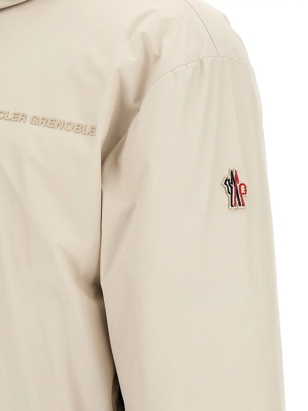 Veste moncler grenoble beige en polyamide avec logo brodé subtil et nom de la marque sur la manche