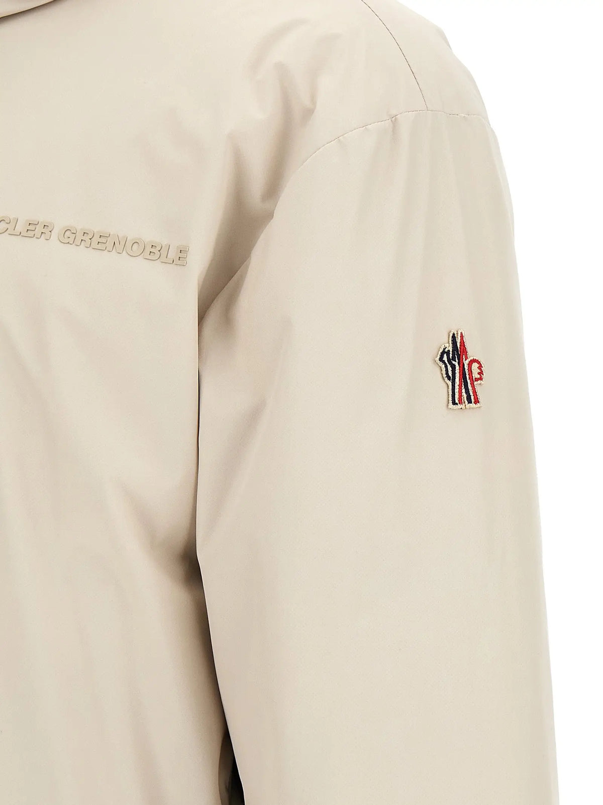 Veste moncler grenoble beige en polyamide avec logo brodé subtil et nom de la marque sur la manche
