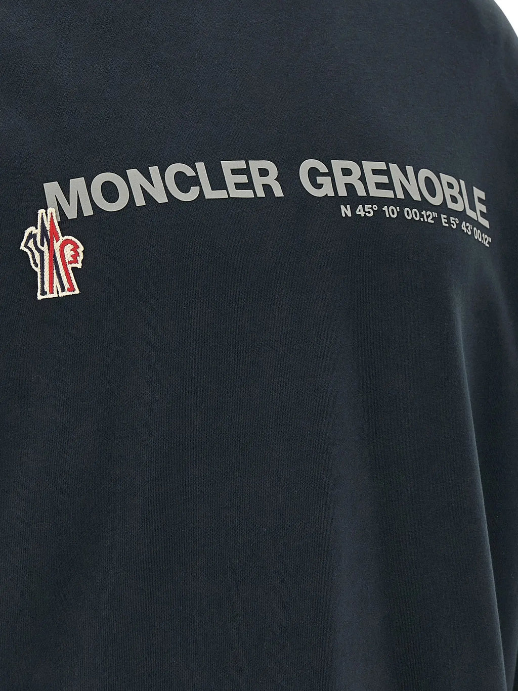 Sweatshirt moncler grenoble bleu en coton avec logo blanc brodé et coordonnées sur fond noir